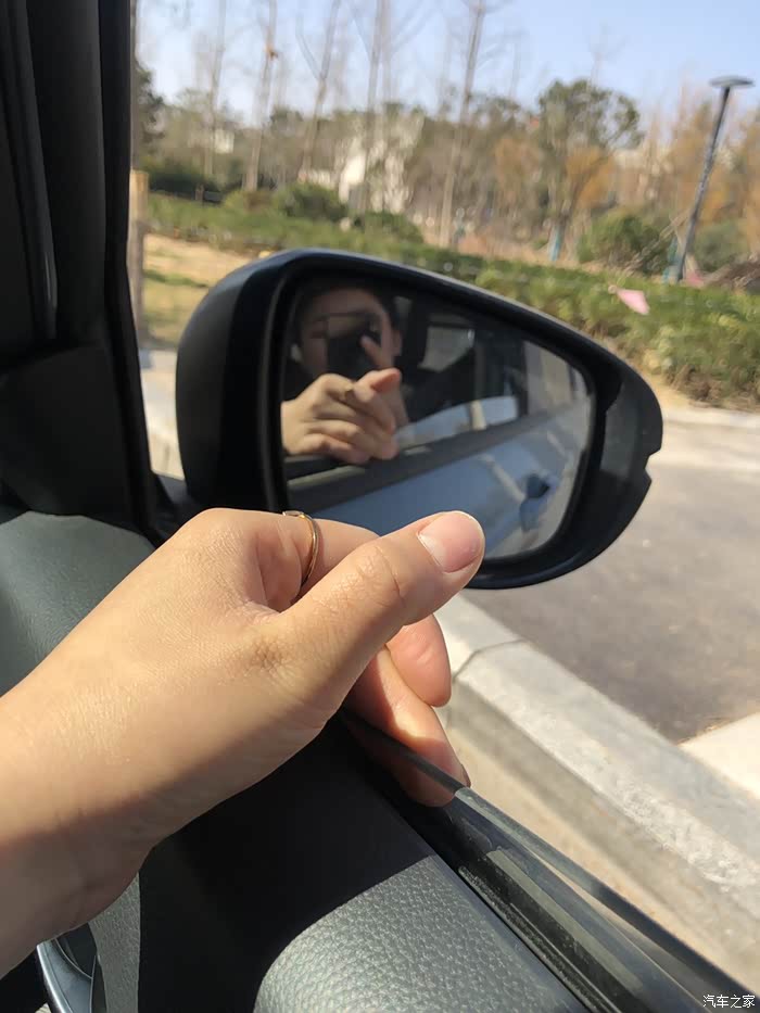 小巧精致的倒车镜偶尔还可以来个自拍,效果自带滤镜让你美的不可方物