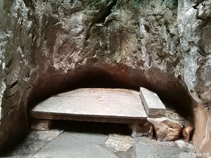 这个洞穴中的石床,难道还真有人在这里住过?
