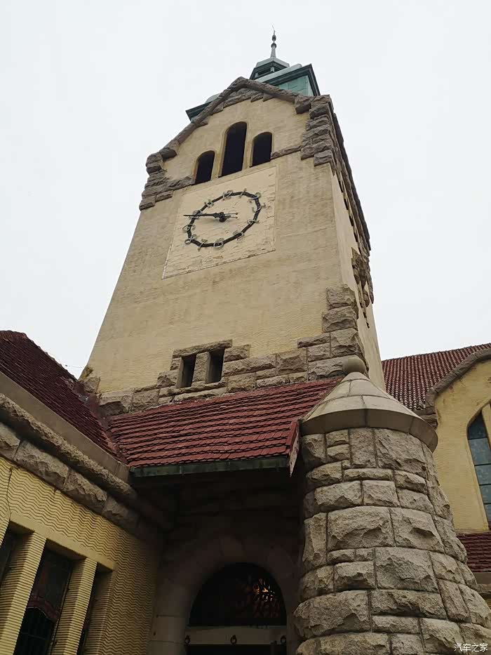 红瓦白墙绿树倾情漫城青岛