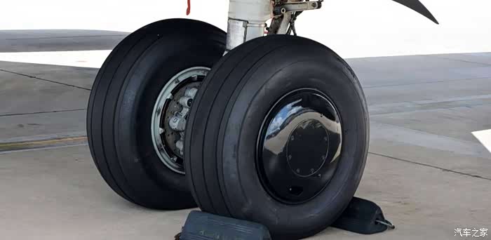 飞机轮胎花纹为什么这么少而汽车却这么多