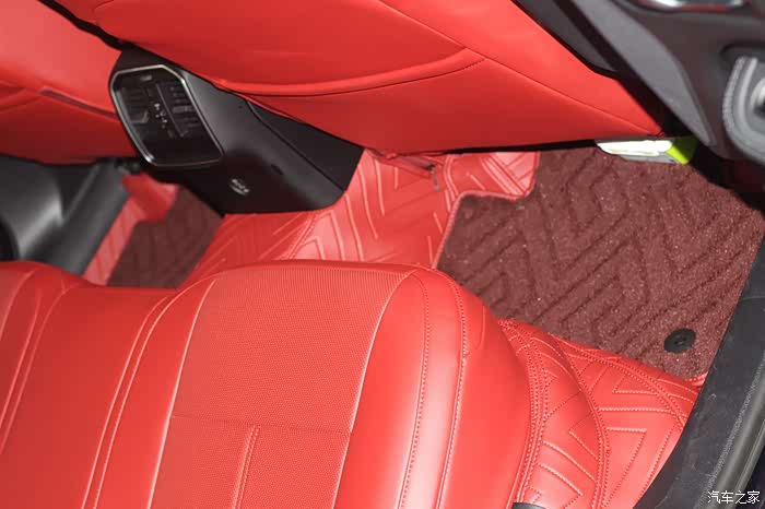 18款保时捷macan座椅加红色外套希望深圳的春天能暖到你