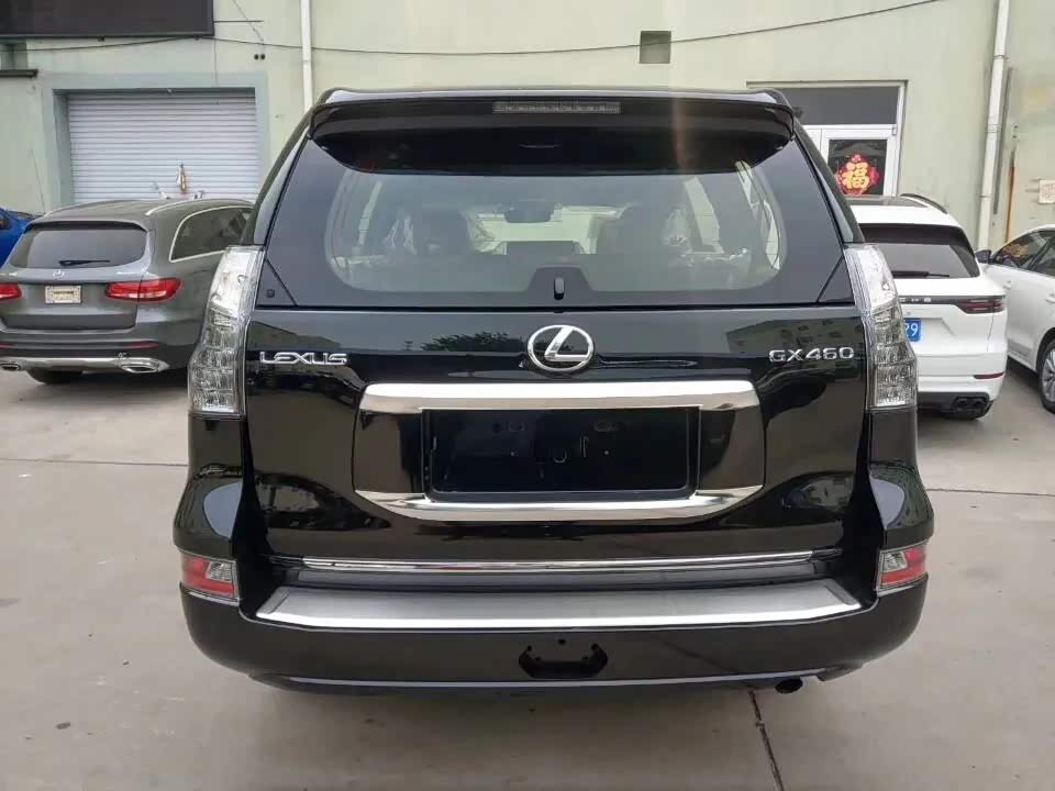 雷克萨斯gx可以说在外观方面明显豪华大气了许多