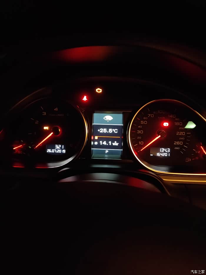 【图】昨天晚上刚加满的玻璃水,今天就提示报警了_奥迪a4l论坛_汽车之