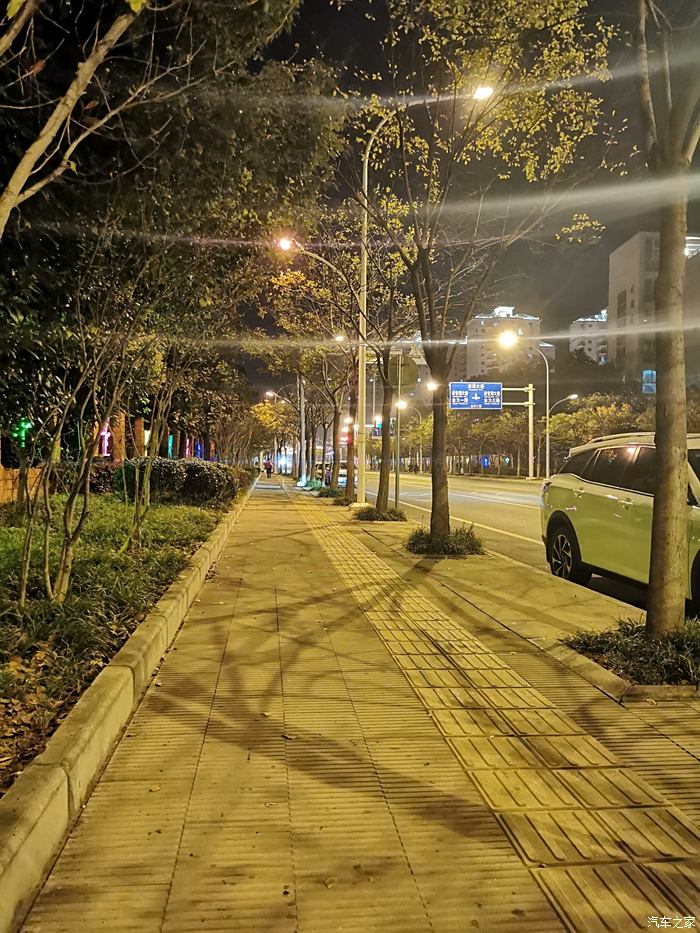 夜晚路边的图片真实图片