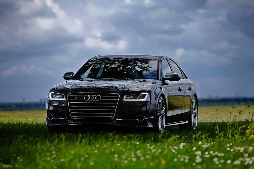 奥迪s8(d4),不低调的大佬,西装暴徒的气场强大!