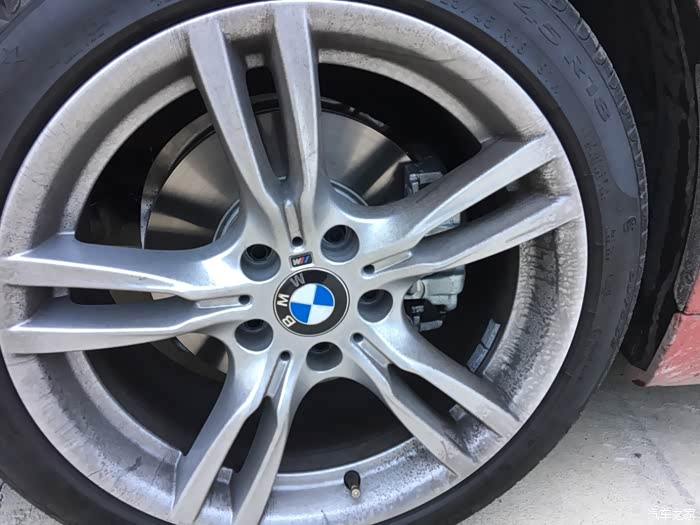 发现轮毂上面好这样黑色粉末,脏兮兮.正常吗?