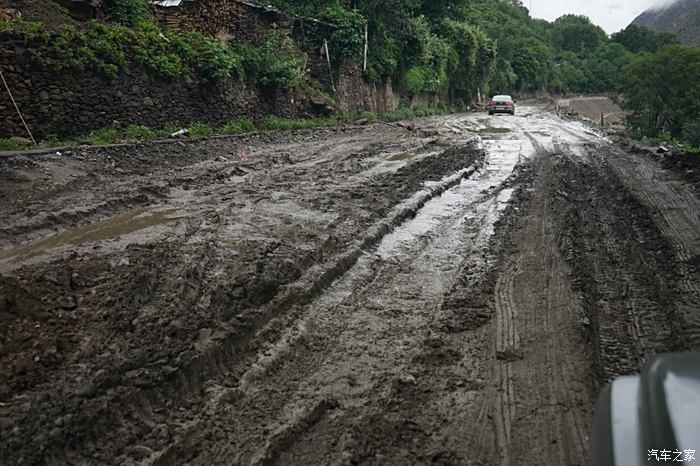 行驶在刚下完雨,泥泞的路上.