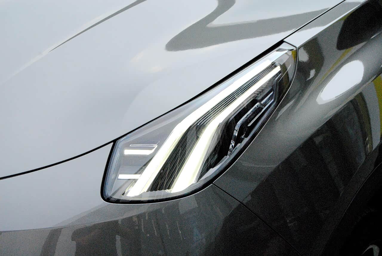 和一般车不同的,领克05的日间行车灯在大灯的上方.