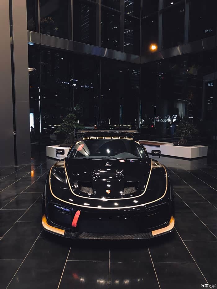 在黑暗中发光的一款汽车.