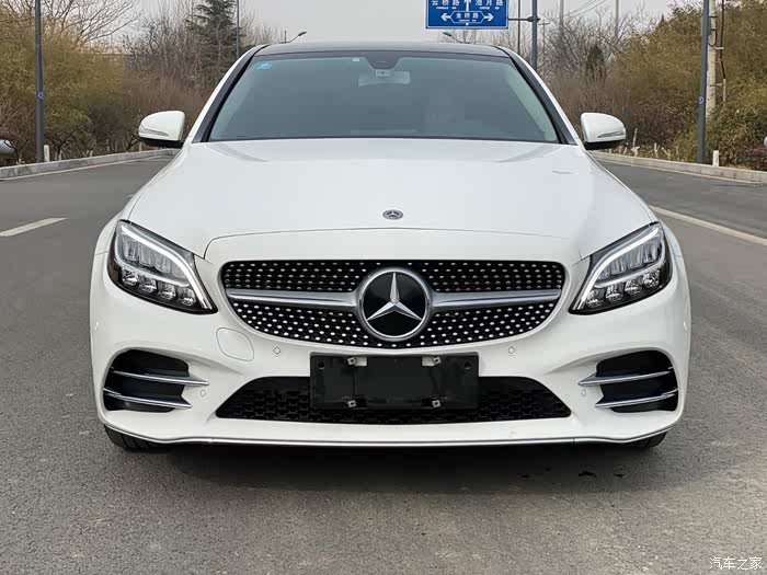 这款运动版的白色奔驰,一看就让人喜欢,车头简洁大方,真的心动