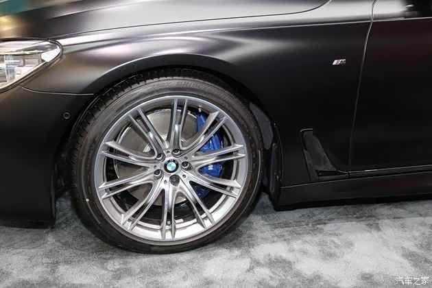 黑焰版740li基于普通版7系打造采用了独特的黑色金属漆