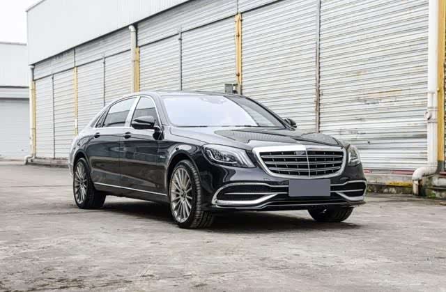 卡尔森s级则几乎是复刻了迈巴赫s级的整体设计