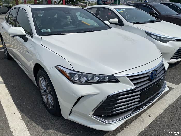 纪念属于自己人生的第一台车珍珠白丰田亚洲龙