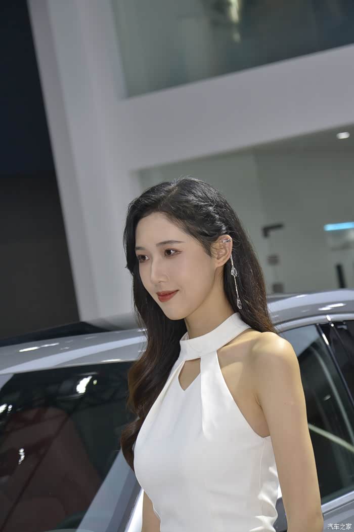 2021年广州车展之高大尚美女车模20