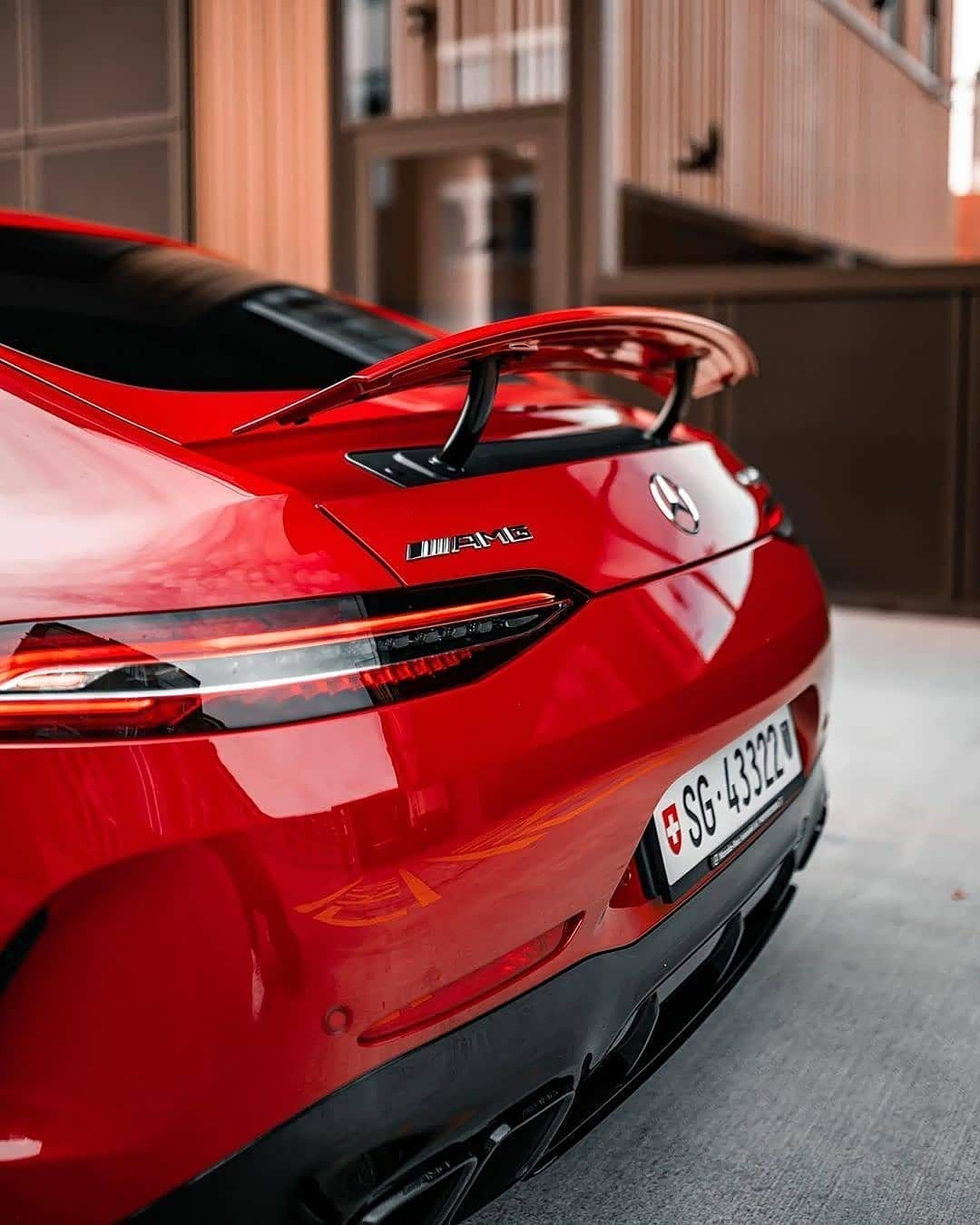 amg gt63s,鲜艳的大红色,只有女孩子才可以驾驭.