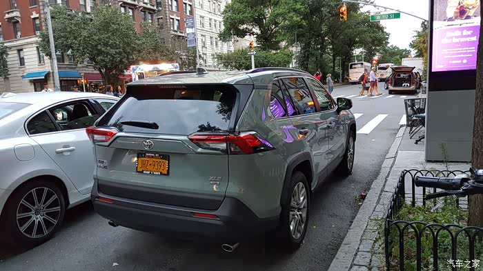 美国街头新款rav4草绿色实拍不知道国内上不上这个颜色