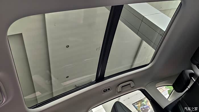 超大的全景天窗.是我很喜欢的,觉得非常棒.