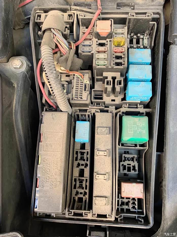 06皇冠3.0熔断保险丝盒请教