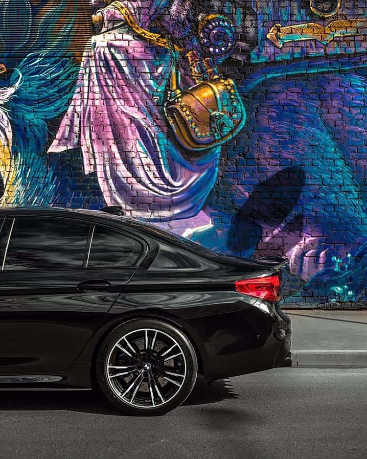 黑化狠货宝马m5一副不好惹的样子