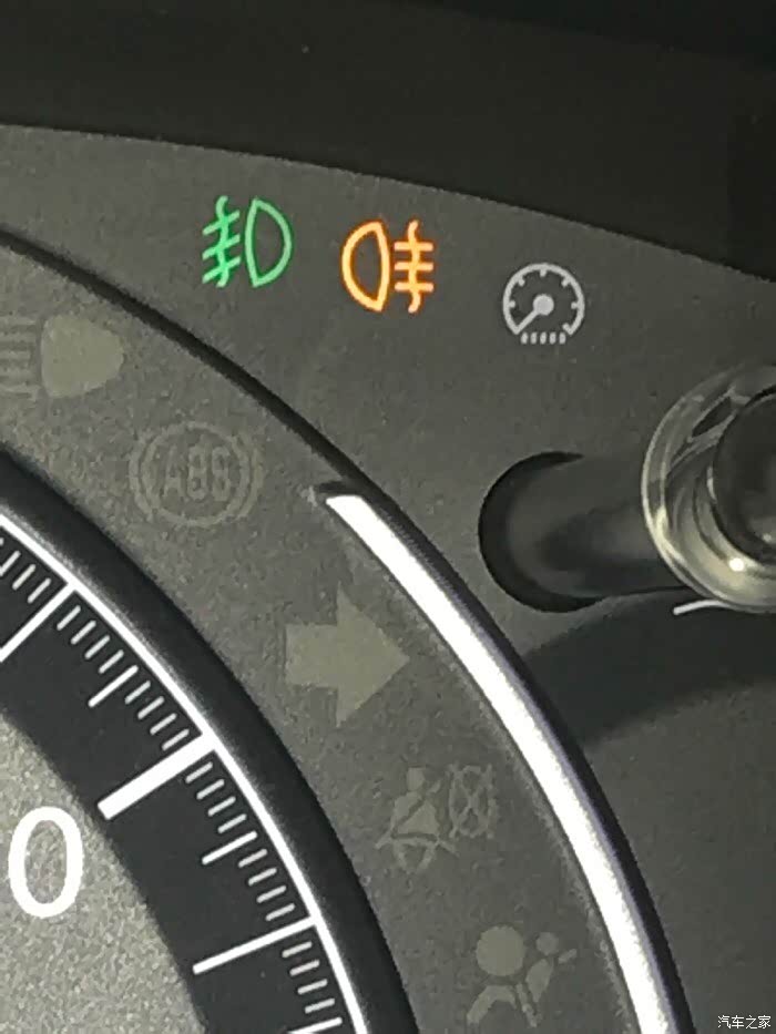 请问  本田crv 仪表盘 右上角雾灯旁边那个白色是跟什么的  怎么用