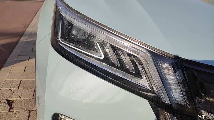 为满足家用想换新车,去店里试驾了五菱星辰.