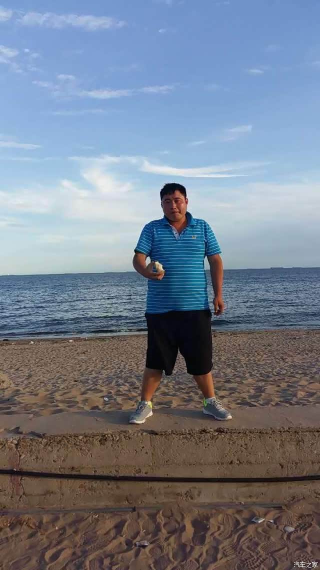 观念这位海边吃苹果的小胖子