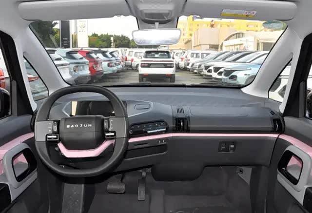 新宝骏e300内饰设计更是简约时尚