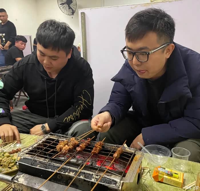 和兄弟一起开心烧烤