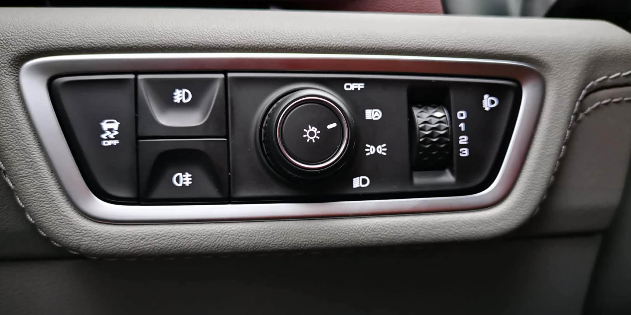 自动灯已经够方便,还搞个自动近光切换.这是培养懒汉啊