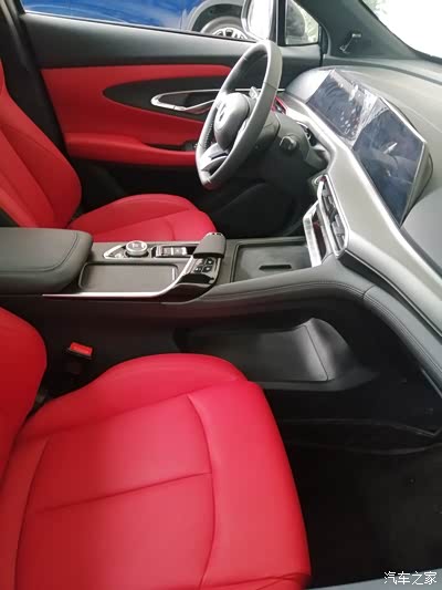 红色的内饰,中控也很美观,高配的还带有无线充电,自动泊车,配置很高!