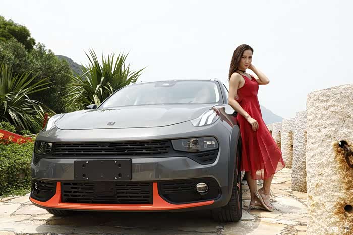 周末游美人鱼拍摄基地美女当车模领克01美不可挡