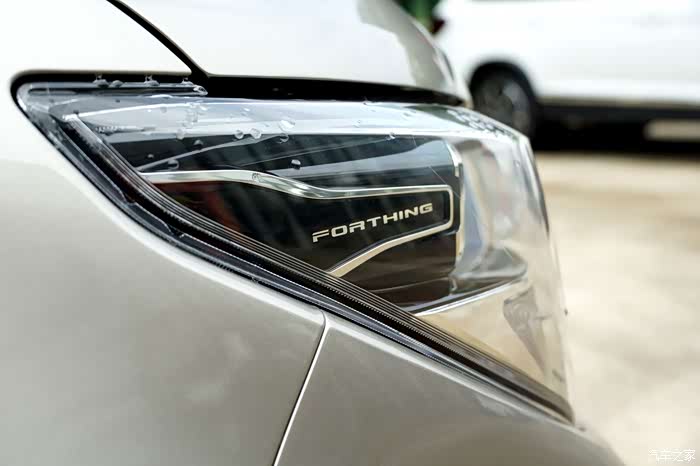 大灯的侧面设计的也很精致,内部还做了品牌"forthing"的标识,黑色的