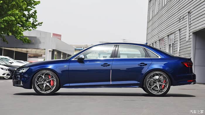 奥迪s4国内首装四叶草轮毂,亮瞎你的眼