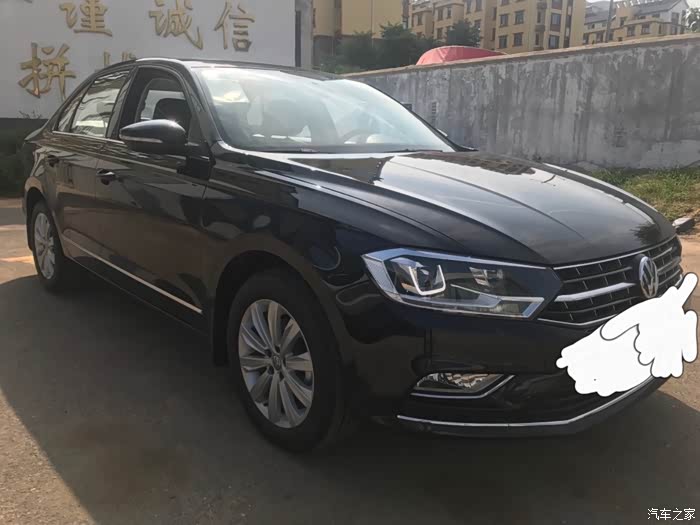 在我的影响下,朋友提了辆黑色宝来,开着他的