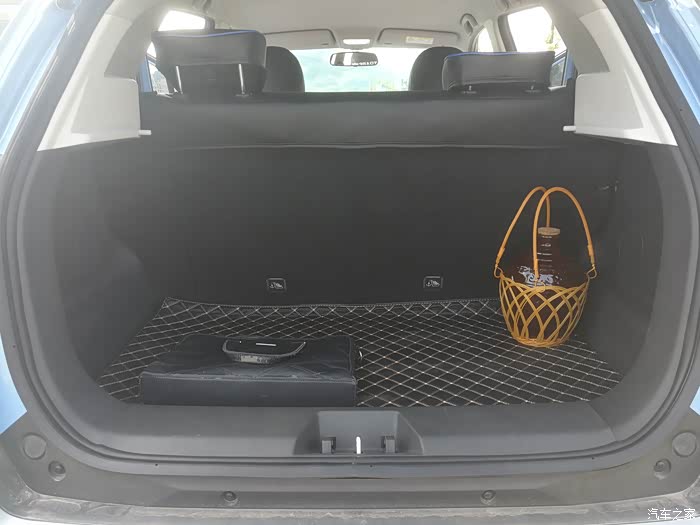 后备箱在这个级别来说很大了.