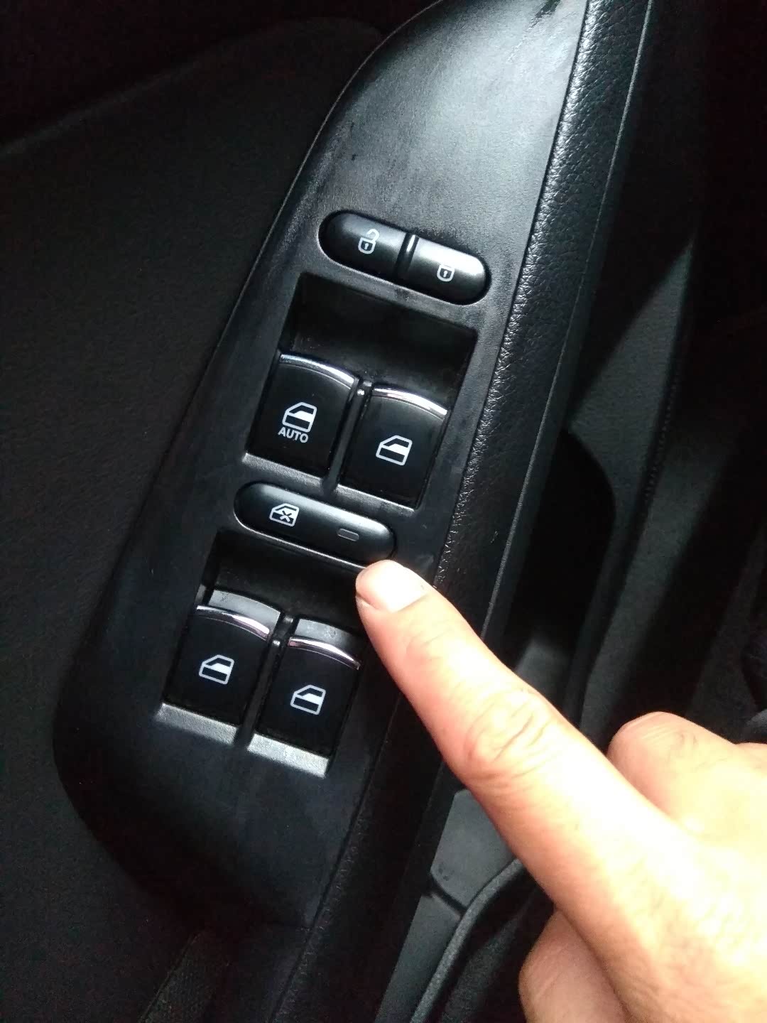 关车窗上面这个开关管什么用的