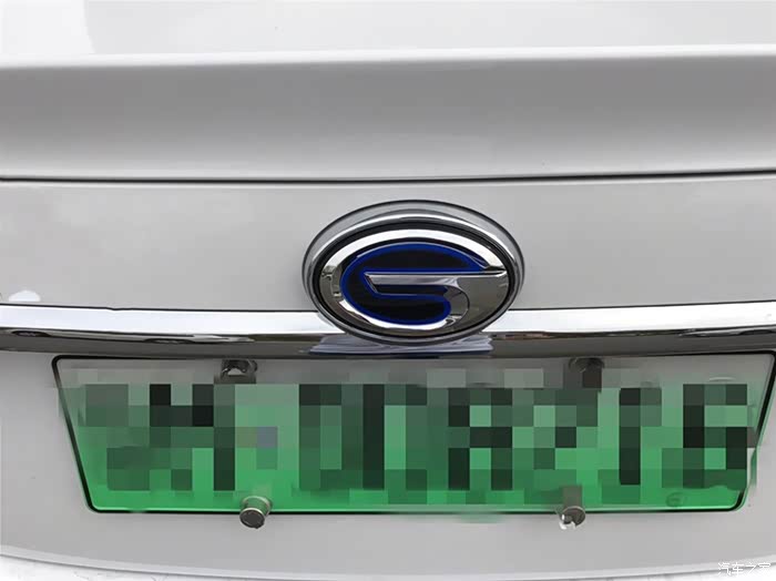 蓝底的车标透露着身份的不凡