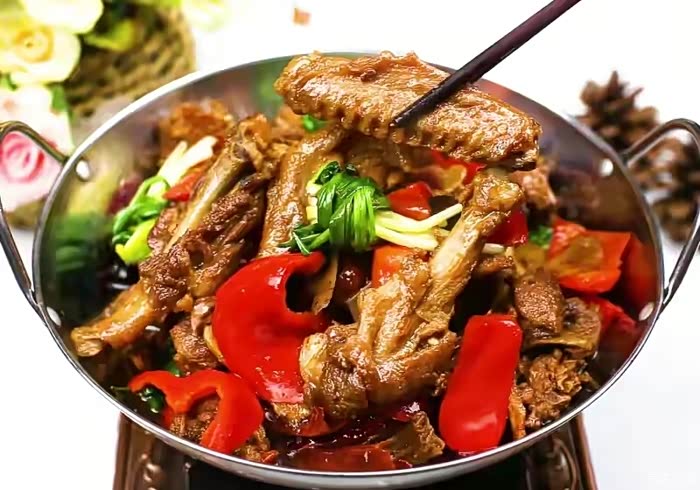 要做的这个鸭子,是改良版的芷江鸭,用芷江鸭的做法融入啤酒鸭的方法