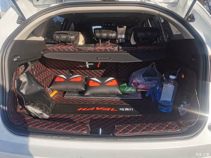 后备箱空间很大,能装东西