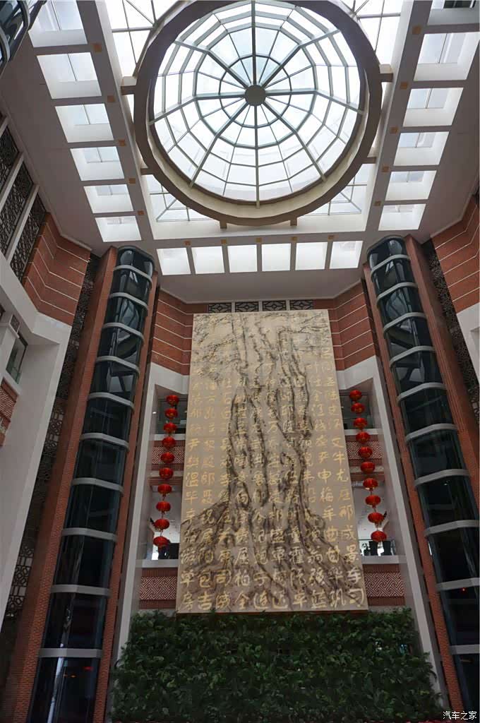 博物馆入口门厅内有一幅火药爆绘壁画,高18米,宽9米,是著名的 泉州 籍