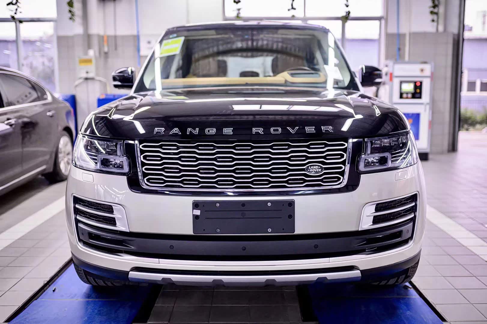 路虎揽胜加长版,外形很霸气,陆地坦克!