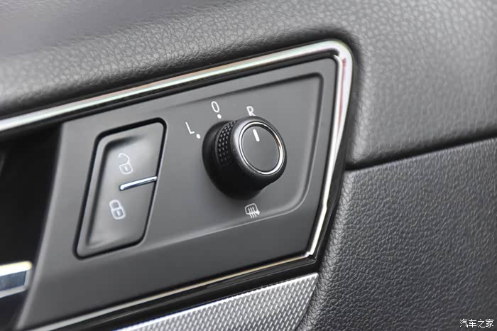 后视镜左右电动调节,以及后视镜折叠控制区