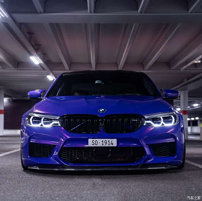 蓝色的宝马有着一种优雅的感觉,这样的车灯真是太迷人了,我喜欢