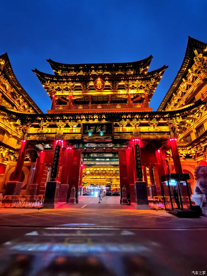 前一段时间去了山西太原,这个山西饭店夜景让人惊艳了