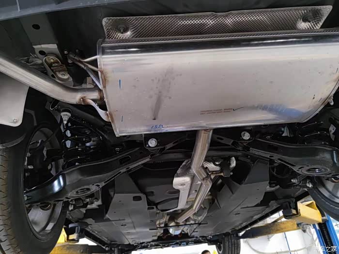 分享长安univ底盘装甲喷涂作业