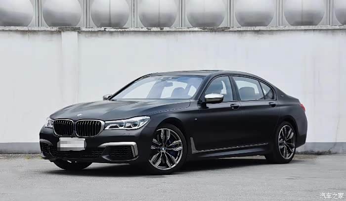 自己开的宝马m760li限量版