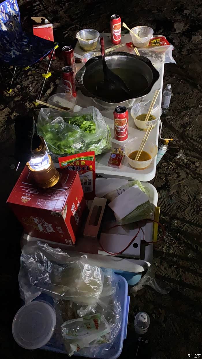 长江边夜晚的篝火野炊