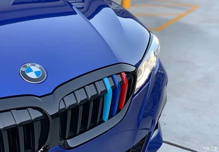 装了mpower三色条的宝马3系说实话这个三色条路上看到宝