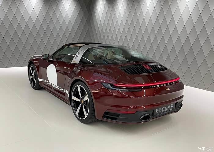 酒红色保时捷那圆润的尾部有一种魅力,这样的敞篷风格真是迷人.