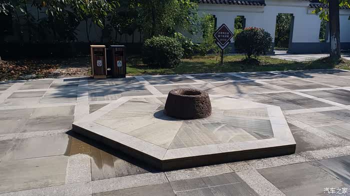 井口周围装饰的六边形台阶让这口井颇有神秘感